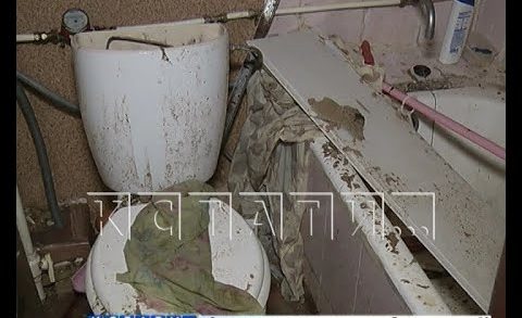 Прорыв трубы отопления на чердаке смыл потолки в квартирах до 1 этажа