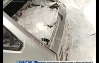 Снежная лавина со второй попытки раздавила припаркованный автомобиль