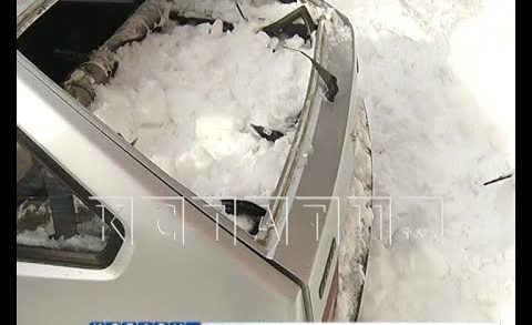Снежная лавина со второй попытки раздавила припаркованный автомобиль
