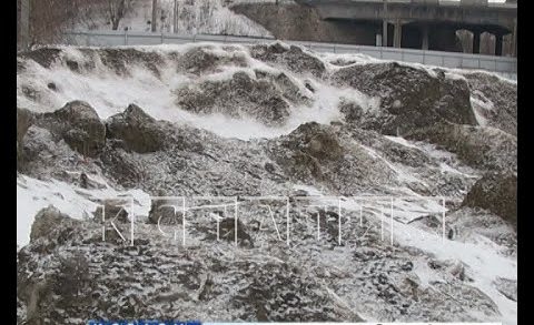 Закрытую автостанцию в Канавино превратили в свалку грязного снега