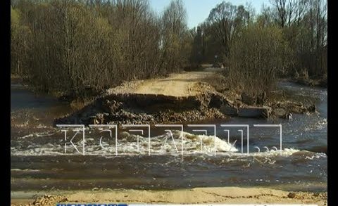 Маленькая речка, превращенная паводком в бушующий поток, смыла дамбу в Починковском районе