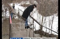 Старики и дети ходят по перилам затопленного моста в Советском районе