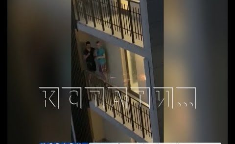 Пьяная компания начала палить из пистолета с балкона жилого дома в Ленинском районе