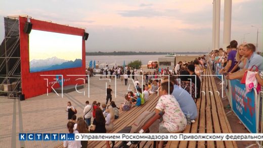 На Нижневолжской набережной открылся летний кинотеатр