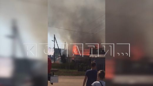 Пожары уничтожают дома в населенных пунктах, оставшихся без воды из-за жаркой погоды