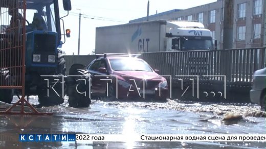 «Полундра!» на улице Новикова-Прибоя — дороги превратились в реки из-за коммунальной аварии
