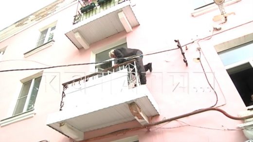 70-летний пенсионер завалил свою квартиру мусором настолько, что ему приходится лазать через балкон