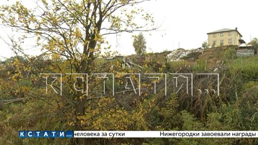 Надежды на спасение жителей деревни Караулово сползают в овраг вместе с их домами