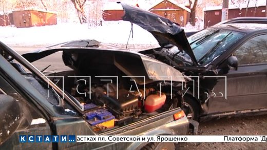 Два автомобиля сошлись лоб в лоб на улице Ивлиева