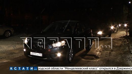 Из своего дома прямо в пробку выходят жители дома на улице Светлогорской из-за нарушителей ПДД
