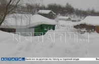 Деревня оказалась изолирована снегом от внешнего мира,так как коммунальщики перестали чистить дороги