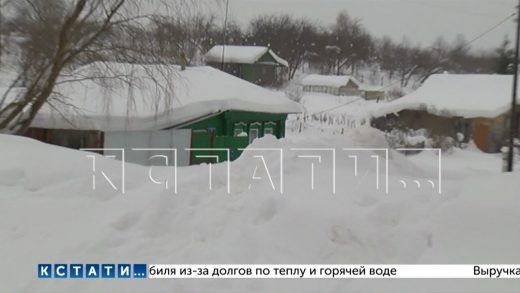 Деревня оказалась изолирована снегом от внешнего мира,так как коммунальщики перестали чистить дороги