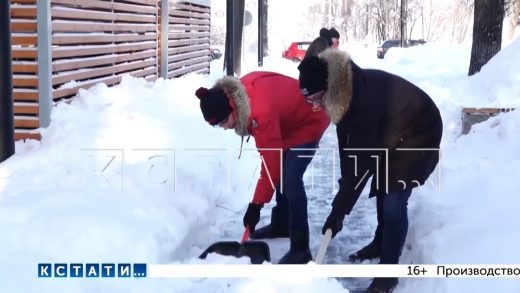 Городские чиновники пришли на помощь коммунальщикам для уборки снега