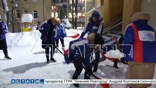 На борьбу со снегом в Нижнем Новгороде вышли студенческие отряды