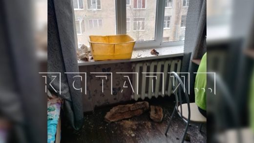 На улице Безрукова безрукость коммунальщиков привела к повреждению крыши и протечкам во всем доме