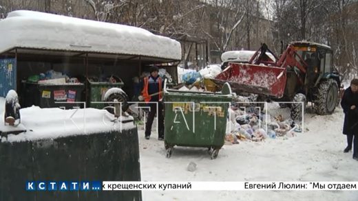 Сотрудники Госжилинспекции пытаются спасти утопающий в мусоре и снегу Нижний Новгород