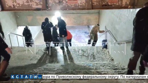 Спуски в метро превратили в ледяные горки, исполнив требования антитеррористической безопасности