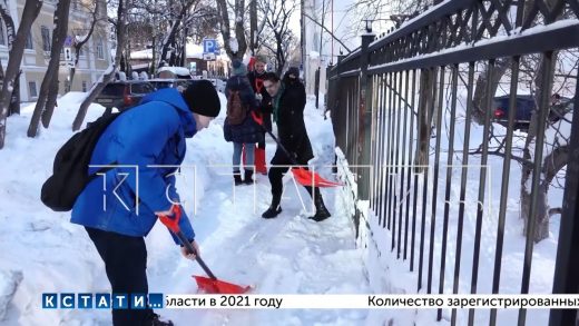 Волонтеры «Снежного десанта» спешат с лопатами на помощь прохожим