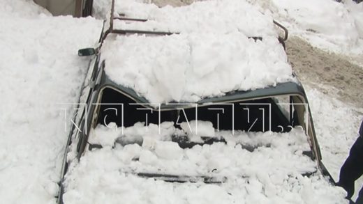 Рухнувшая с крыши глыба снега раздавила автомобиль на улице Рождественской