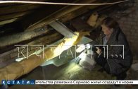 Сбивая сосульки — коммунальщики пробили крышу и затопили дом