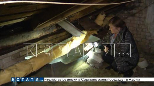Сбивая сосульки — коммунальщики пробили крышу и затопили дом