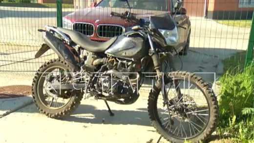 2 школьницы без прав, на чужом кроссовом мотоцикле, протаранили автомобиль «Ягуар»