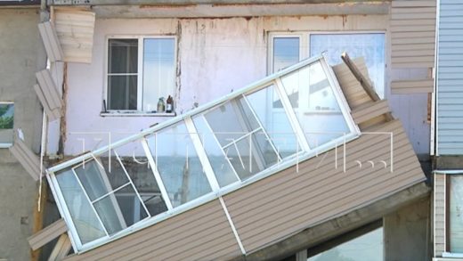 Из-за бездействия коммунальщиков, игнорировавших жалобы жильцов, в доме обрушились балконы