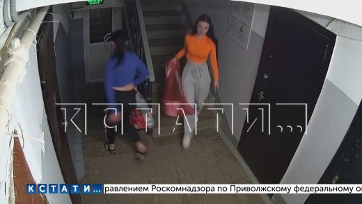 Две девушки прямо под камерами украли из подъезда цветы, стоимостью десятки тысяч рублей
