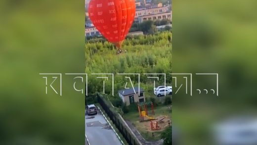 Воздушный шар с туристами приземлился прямо во дворе многоквартирного дома