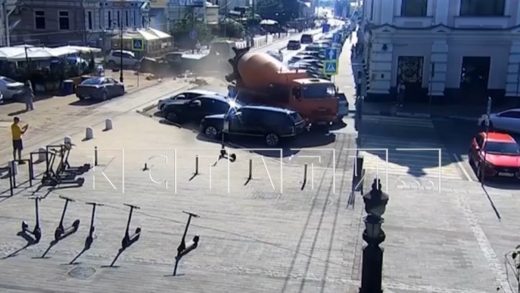 Взбесившая бетономешалка вылетела на пешеходную улицу и стала крушить автомобили и мусорные баки