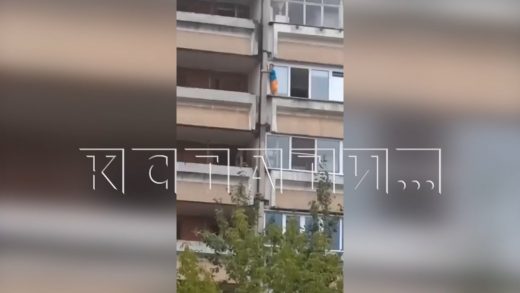 8-летний мальчик час простоял на карнизе балкона 7-го этажа, вцепившись в межбалконные перекрытия