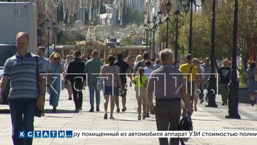Ленточки, символизирующие Российский триколор, раздают нижегородские волонтеры
