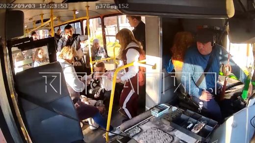 Пассажирам маршрутки прямо в автобусе пришлось реанимировать погибающую девушку