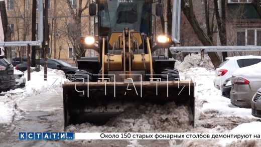 Городские службы Нижнего Новгорода ликвидируют последствия прошедшего в эти выходные снегопада