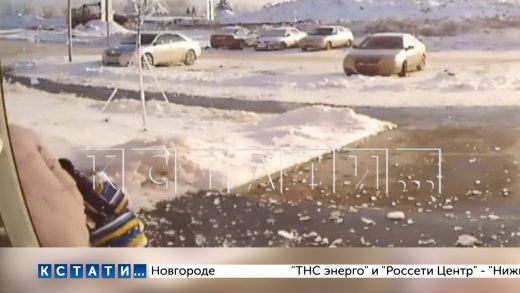 Льдина со снегом упали на мать с ребёнком в Советском районе