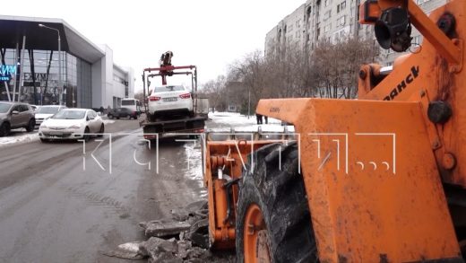 Расчищать дворы с помощью эвакуаторов начали нижегородские коммунальщики