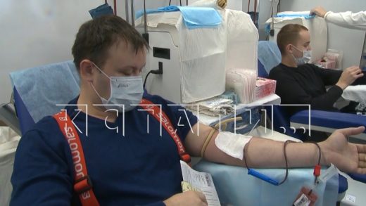 Сотрудники МЧС спасают людей не только делом, но и кровью