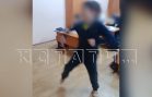 Чтобы защитить детей от постоянно кусающего их одноклассника,родителям приходится дежурить на уроках
