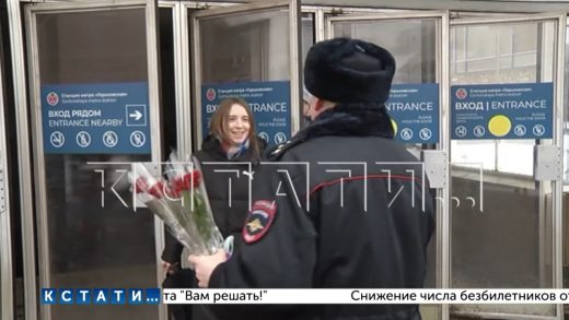 С цветами и оркестром сегодня встречали нижегородок полицейские около станции метро «Горьковская»