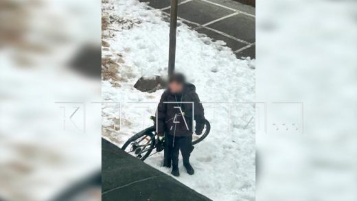 Ученик 45-й школы, в знак протеста, приковал себя цепями к столбу около школы