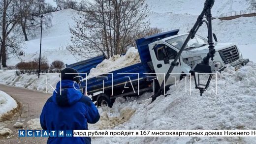 Во время уборки в Нижегородском кремле водитель грузовика не справился с управлением и совершил ДТП