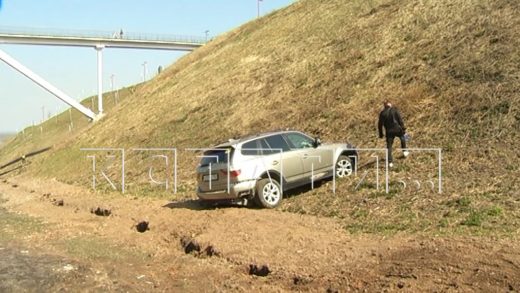 «БМВ», гонявшая по пешеходным дорожкам набережной, сорвалась с обрыва и рухнула в овраг