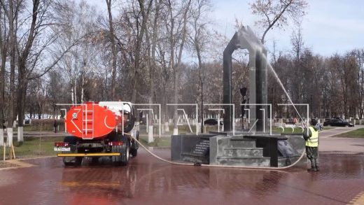 Очистка памятников началась в Автозаводском районе в рамках месячника по благоустройству