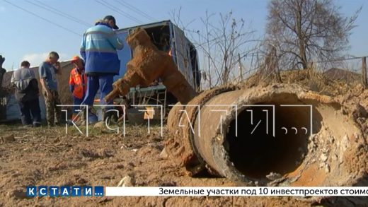 После обрушения 6 дома в деревне Караулово стали менять водопровод, его называли причиной оползней