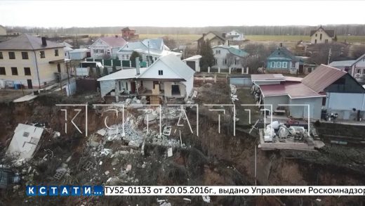 Жилой дом, несколько лет стоявший на краю бездны в деревне Караулово, рухнул
