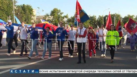 100-метровый флаг России пронесли по главной улице города в День России