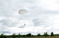 Ребята, проходящие подготовку в лагере «Хочу стать десантником», завершили смену прыжком с парашютом