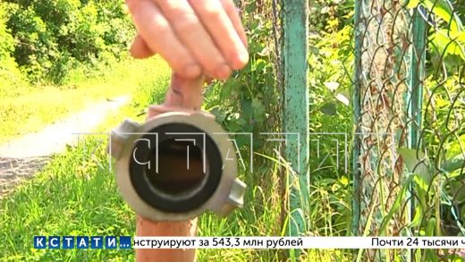 Хозяин участка, по которому проходит труба,перекрыл воду у садов и требует с садоводов 250000 рублей