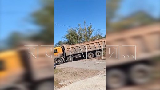Частный сектор в Приокском районе завалили десятками грузовиков навоза