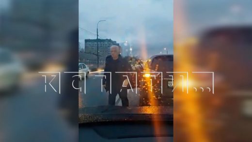 Неадекватный мужчина за рулём внедорожника со скандалом и бранью нападает на дороге на девушек